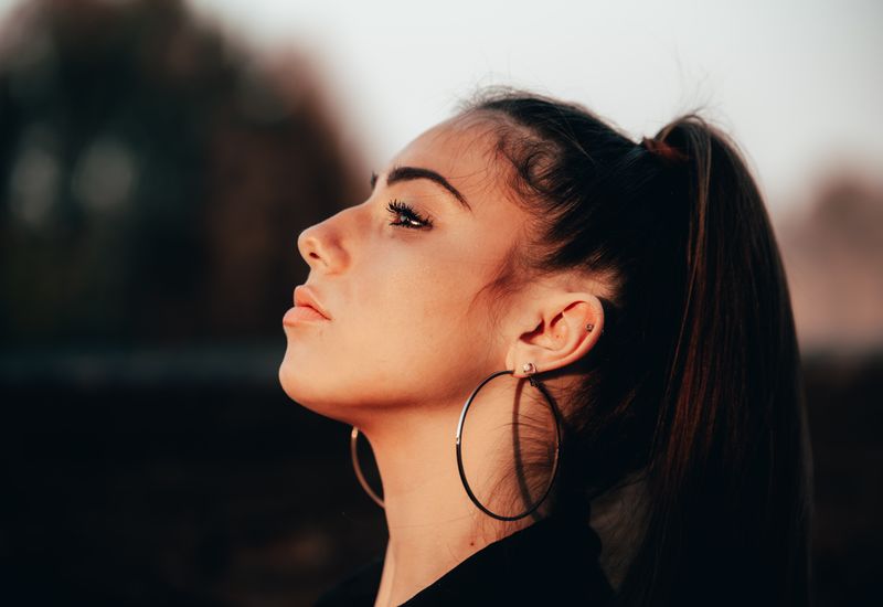 Perfil elegante de mulher com contorno facial definido, resultado do protocolo de lifting sem cirurgia