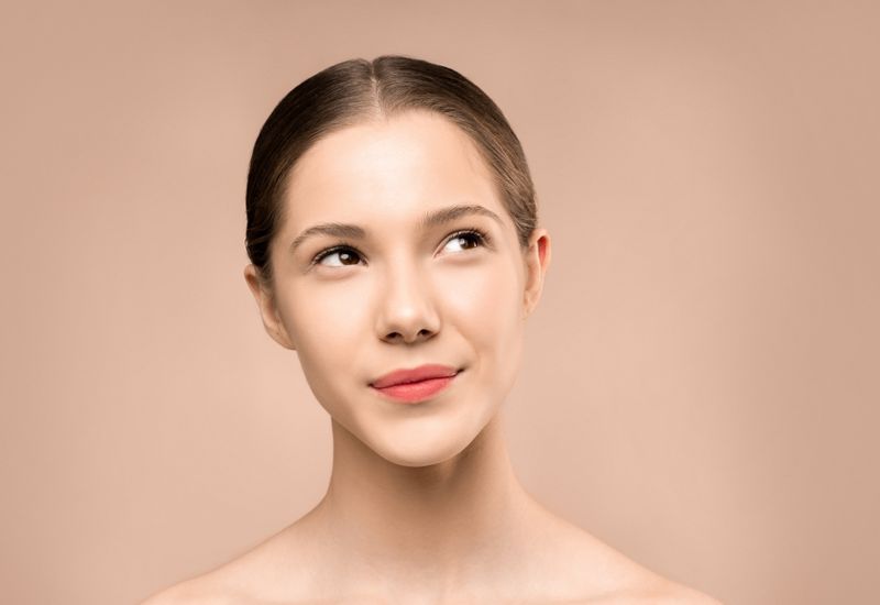 Retrato de mulher com pele lisa e rejuvenescida, resultado do protocolo de rejuvenescimento facial